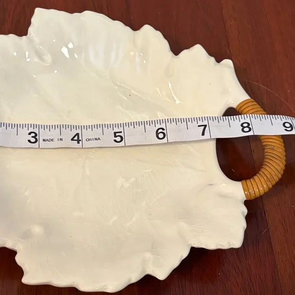 Set of 4 Vintage Ceramic Leaf Dishes with Tan Rattan Wrapped Handles - Picture 6 of 8